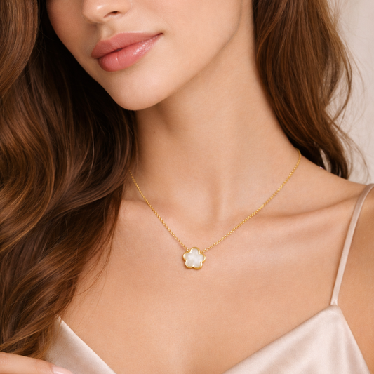 Clover Perlmutt White Halskette