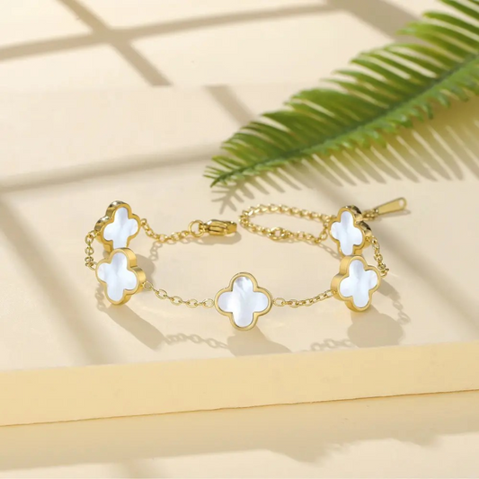 Clover Perlmutt White Armband