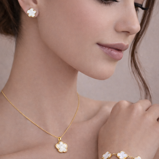 Clover Perlmutt White Armband