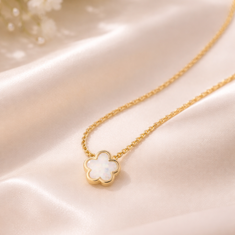Clover Perlmutt White Halskette